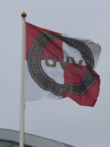 901762 Afbeelding van een wapperende vlag van de Utrechtse Voetbalvereniging (UVV, anno 1902), op Sportpark de ...
